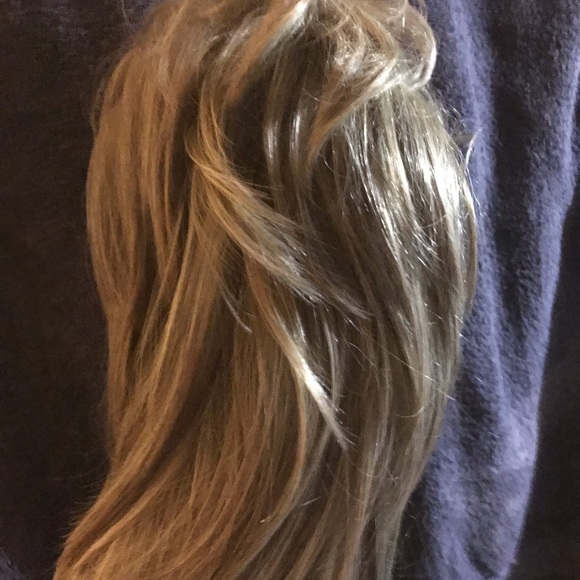 NEVER WORN. High quality, Blonde, synthetic wig - Picture 3 of 12
